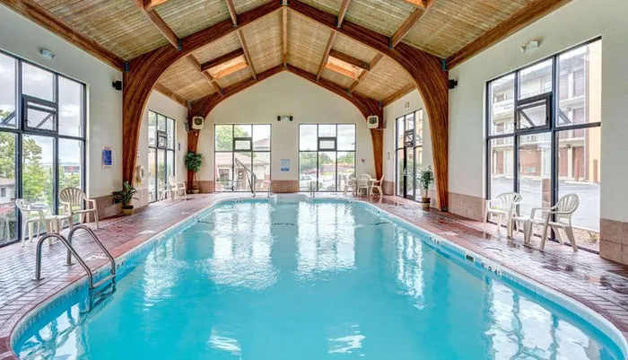 Outdoor Swimming Pool of Quality Inn West